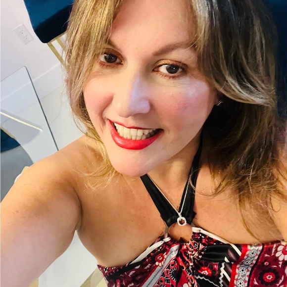 Meet your Posher, Jessica Rose 🌹 - Picture 1 of 2